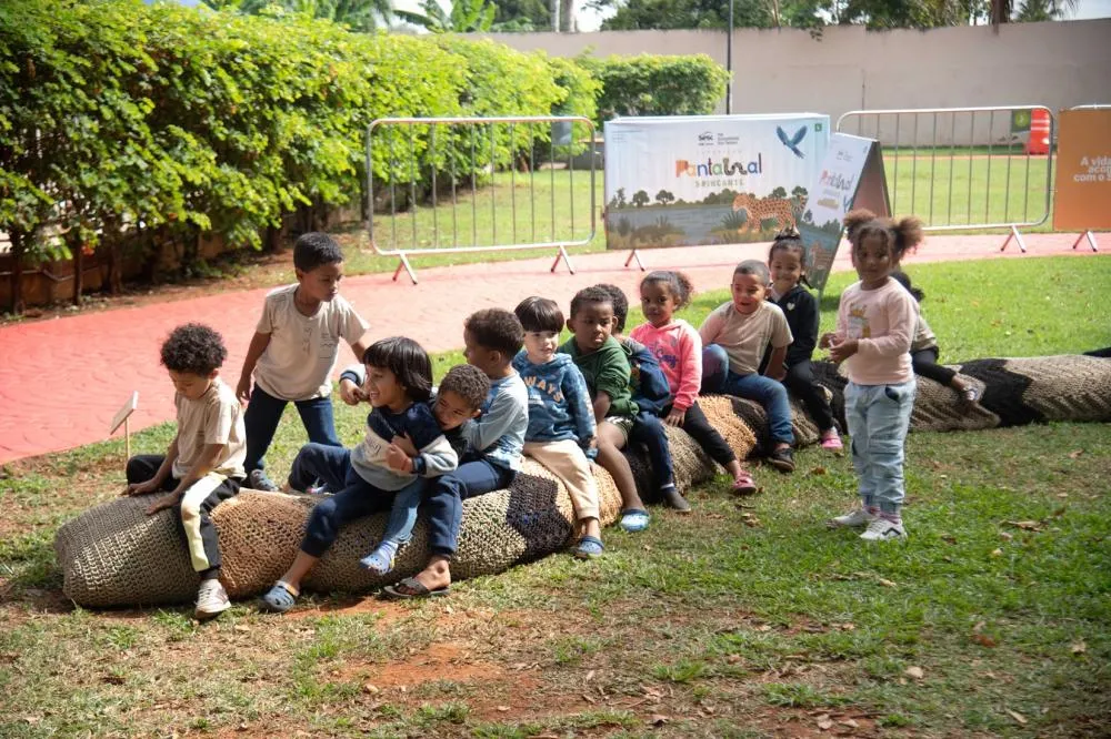 Exposição “Pantanal Brincante” traz animais em tamanho real para interação com o público, no Sesc Poconé