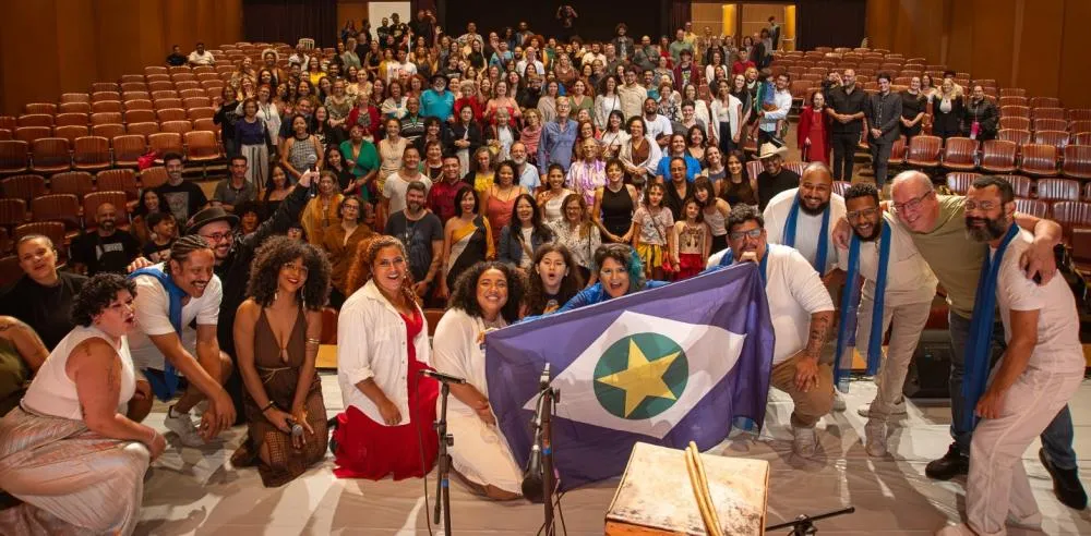Estela Ceregatti encanta com show que une arte, paixão e inclusão no lançamento do novo álbum
