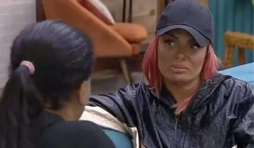 Valentina teme gravidez por menstruação atrasada: ‘rua né?’