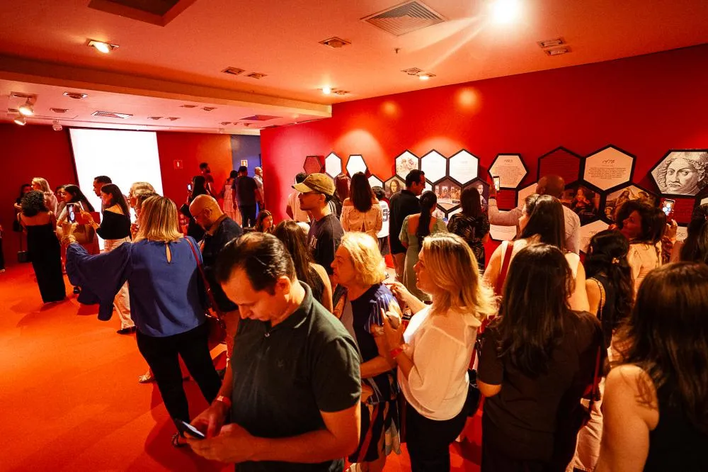 Lançamento de exposição imersiva sobre Leonardo da Vinci atrai centenas de pessoas no Goiabeiras Shopping
