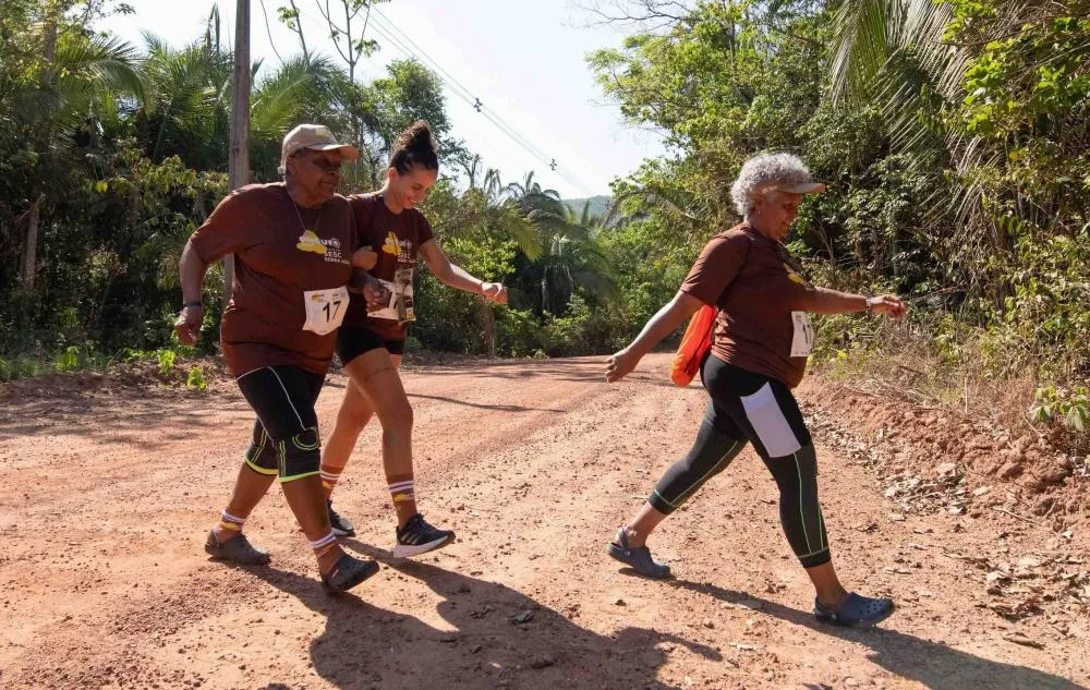 Idade não é limite para movimento: aos 83 anos, Maria Auxiliadora supera 5km de trilha no Enduro a Pé e inspira atletas