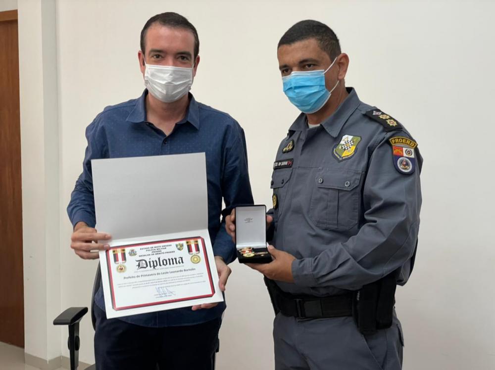 Prefeito Leonardo Bortolin recebe homenagem do Proerd