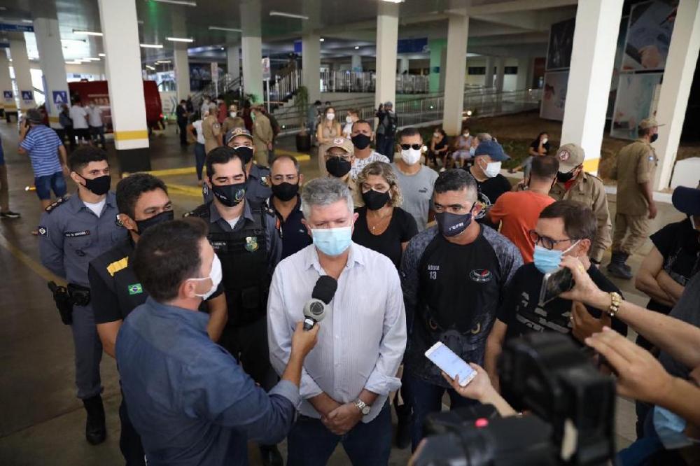 Cuiabá não entrega doses e vacinação dos profissionais da segurança foi suspensa; outros municípios já iniciaram aplicação das doses