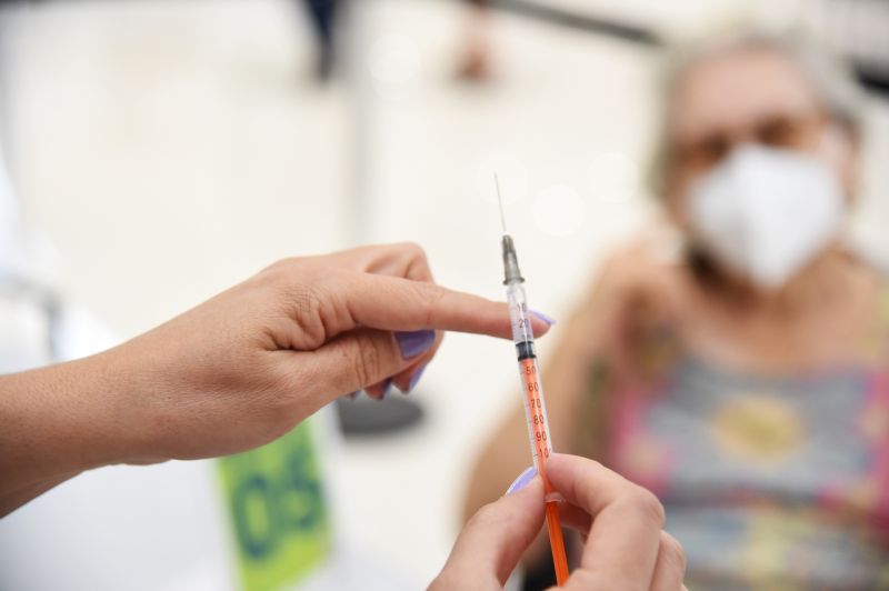 Trabalhadores da saúde e pessoas a partir de 60 anos podem tomar a dose de reforço depois de 5 meses; Campanha aguarda recebimento de vacinas