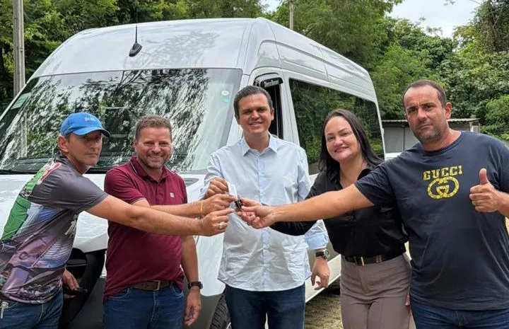 Deputado Thiago Silva viabiliza entrega de van para a saúde de Nova Bandeirantes