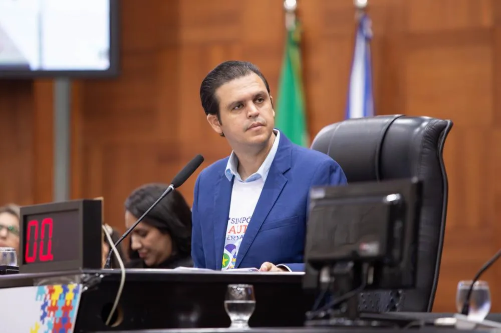 Deputado Thiago Silva se posiciona contra escola de samba rebaixada que zombou da instituição familiar
