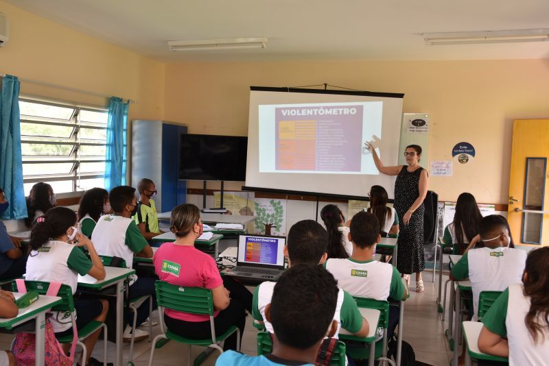 Estudantes participam de projeto piloto que discute a violência doméstica