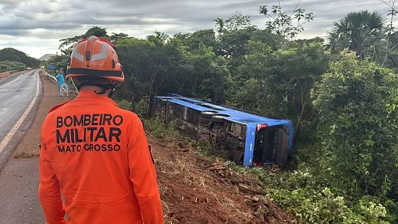 Ônibus capota na BR-158 e deixa dois mortos e oito feridos em MT