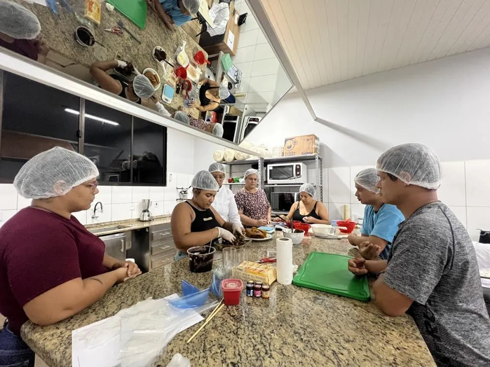 Páscoa impulsiona renda com produção artesanal de chocolates