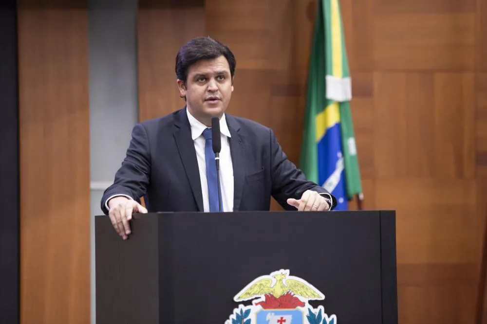 Nova lei reforça proteção aos alunos e proibição de materiais sobre ideologia de gênero nas escolas