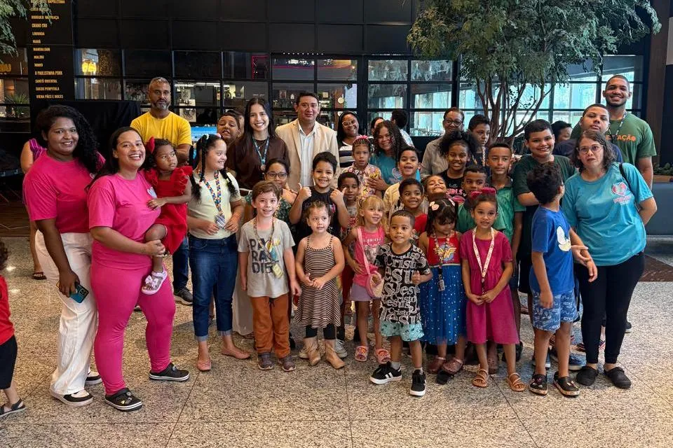 Crianças do Projeto Te Amo celebraram o Abril Azul com dia especial em shopping de Cuiabá