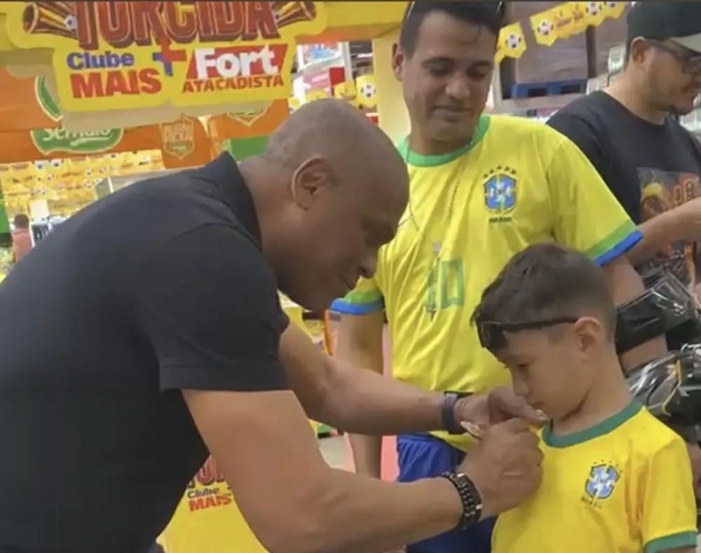 Ronaldão reúne colecionadores e fãs de futebol no Fort Atacadista