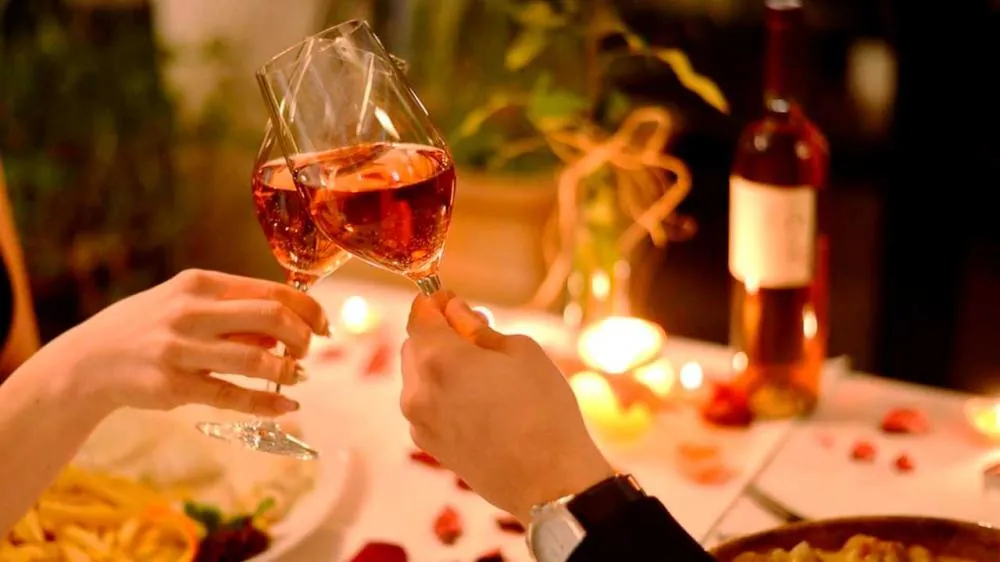 Fort Atacadista oferece chocolates, vinhos e flores com descontos especiais 