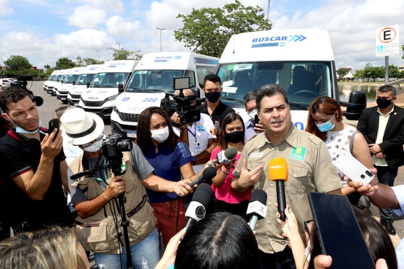 Emanuel Pinheiro entrega nove vans adaptadas e amplia capacidade do projeto Buscar