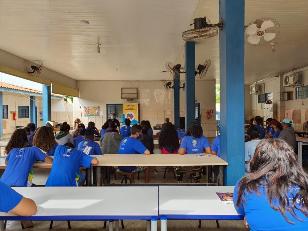 Bate-papo com alunos de escola estadual em Cáceres mostra que é possível curtir a vida sem álcool e sem violência