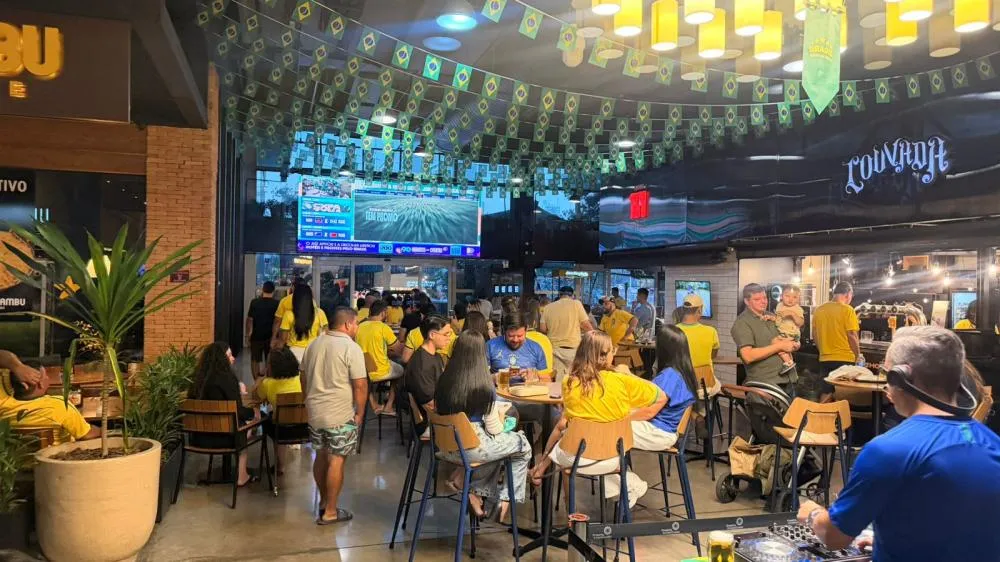 Com telões e música, transmissão dos jogos da Copa segue reunindo torcedores em Cuiabá