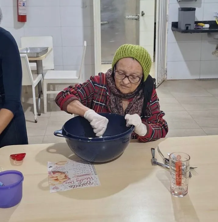 Oficina de Culinária promove integração, autonomia e bem-estar entre idosos 