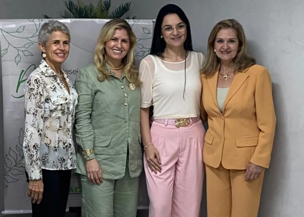 Conselho da Mulher Empresária recebe primeira-dama e vereadora Samantha Iris na ACCuiabá