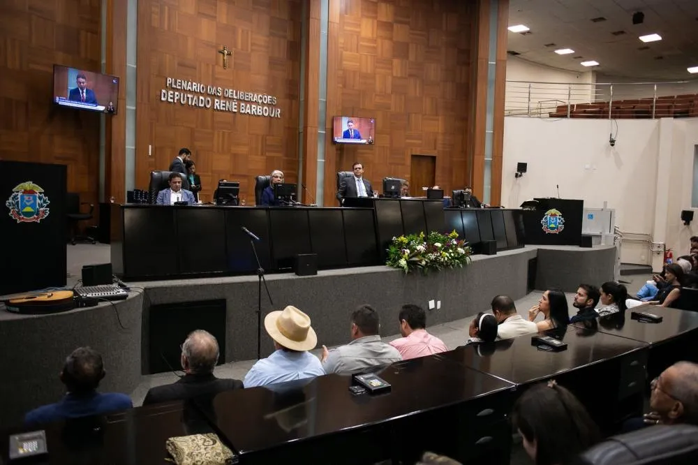 Deputado Thiago Silva entrega honrarias a personalidades que contribuem para o desenvolvimento de Mato Grosso