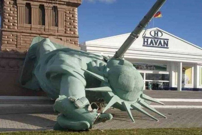 Ventania provocada pelo frio derruba estátua da Havan