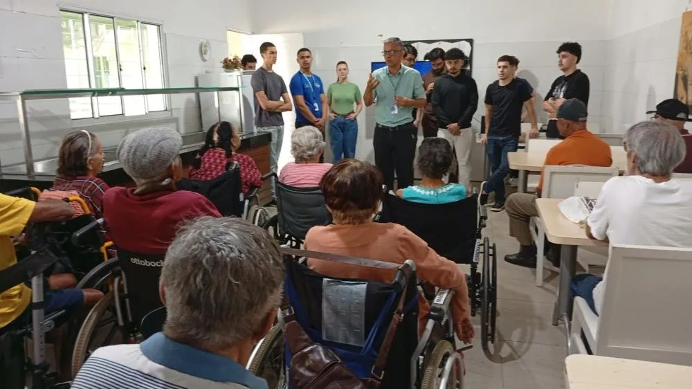 Idosos do Abrigo Bom Jesus aprendem a usar celular e a se proteger de golpes digitais em projeto do UniSenai-MT