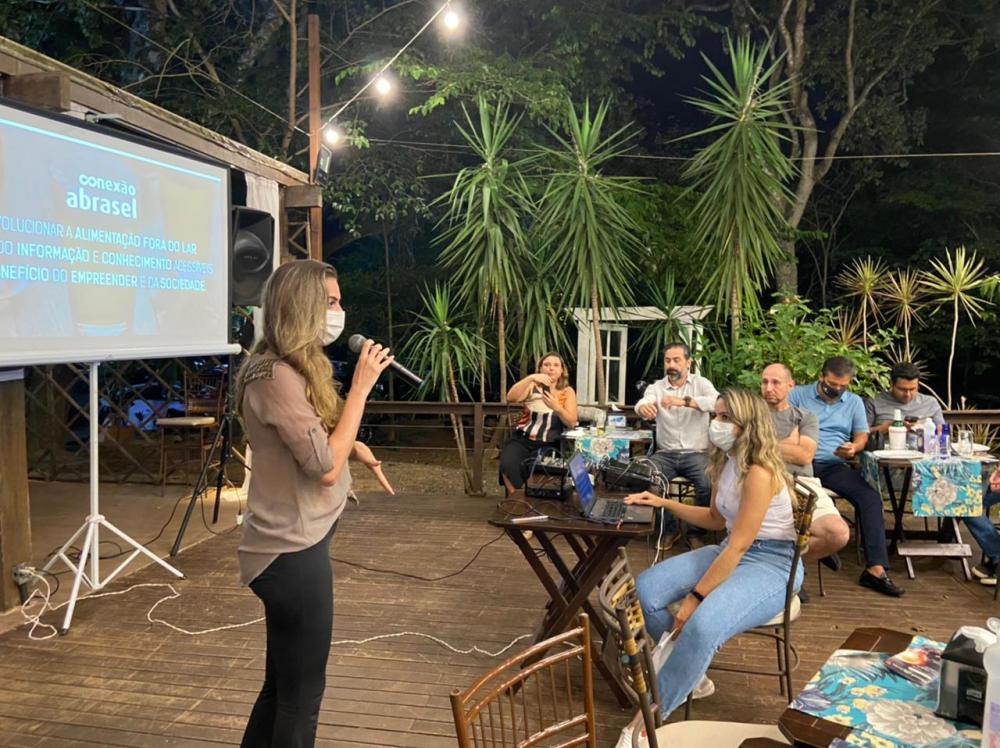 Líder da Rede Abrasel apresentou ferramentas de qualificação para o setor de bares e restaurantes durante encontro