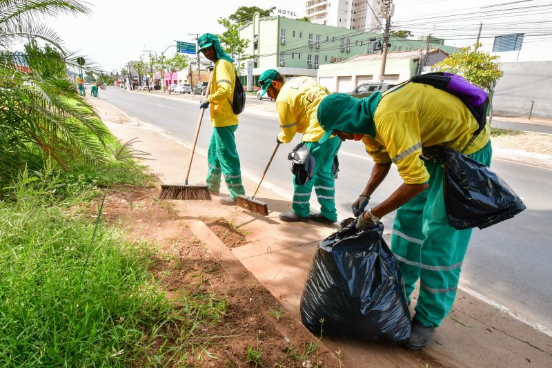 Serviço de limpeza pública é realizado diariamente na região central por mais de 100 trabalhadores