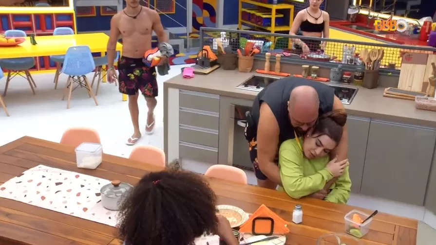 Tiago se desculpa com Naiara e leva bela invertida da cantora