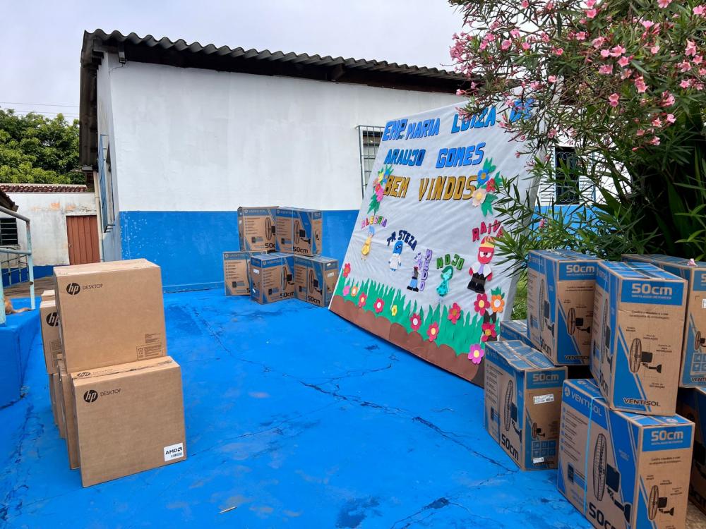 Prefeito continua entrega de computadores e ventiladores para escolas municipais