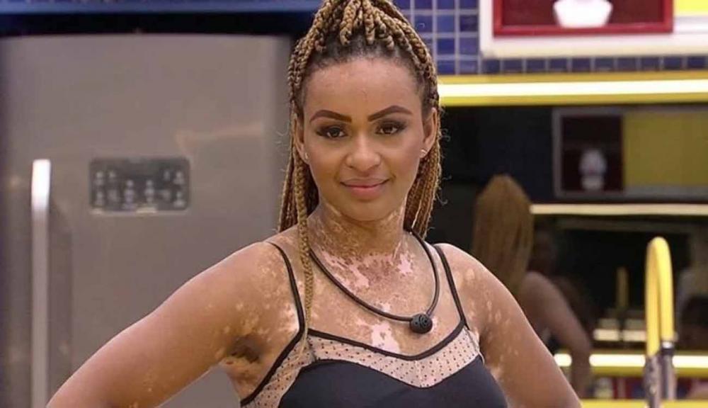 Natália pede desculpa a Eliezer por tentar beijá-lo na festa do Líder