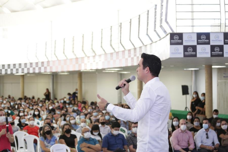 Prefeito anuncia nova tabela salarial para profissionais da educação