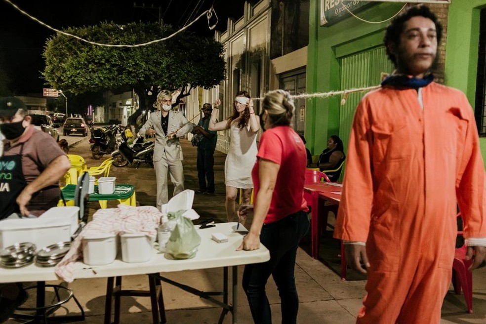Teatro leva apresentações às ruas e pontos de ônibus em Cuiabá