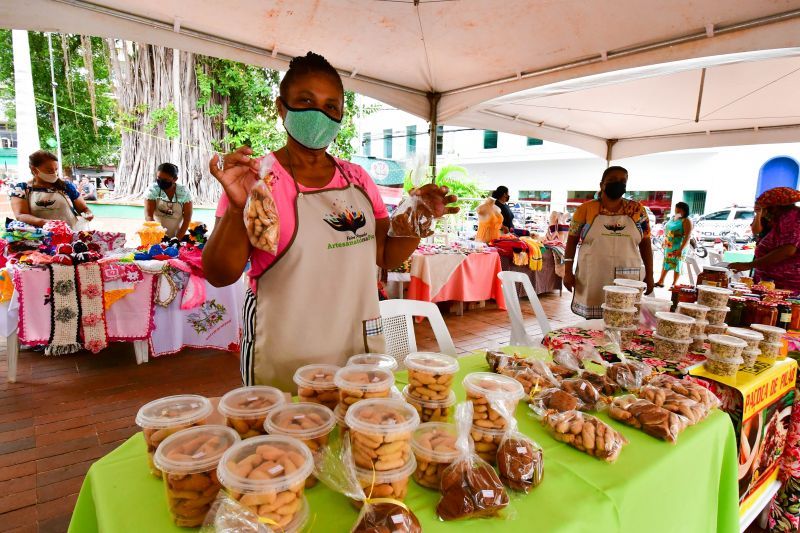 População prestigia 1ª edição da Feira Popular de Artesanato na Praça Alencastro