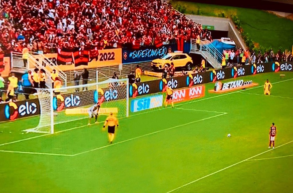 Quatro torcedores são presos durante jogo entre Flamengo e Atlético-MG por invadirem campo na Arena Pantanal