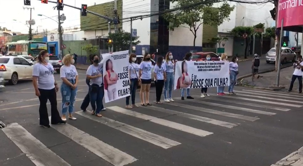 Mulheres fazem protesto e cobram medidas para evitar novos estupros em praça no centro de Cuiabá