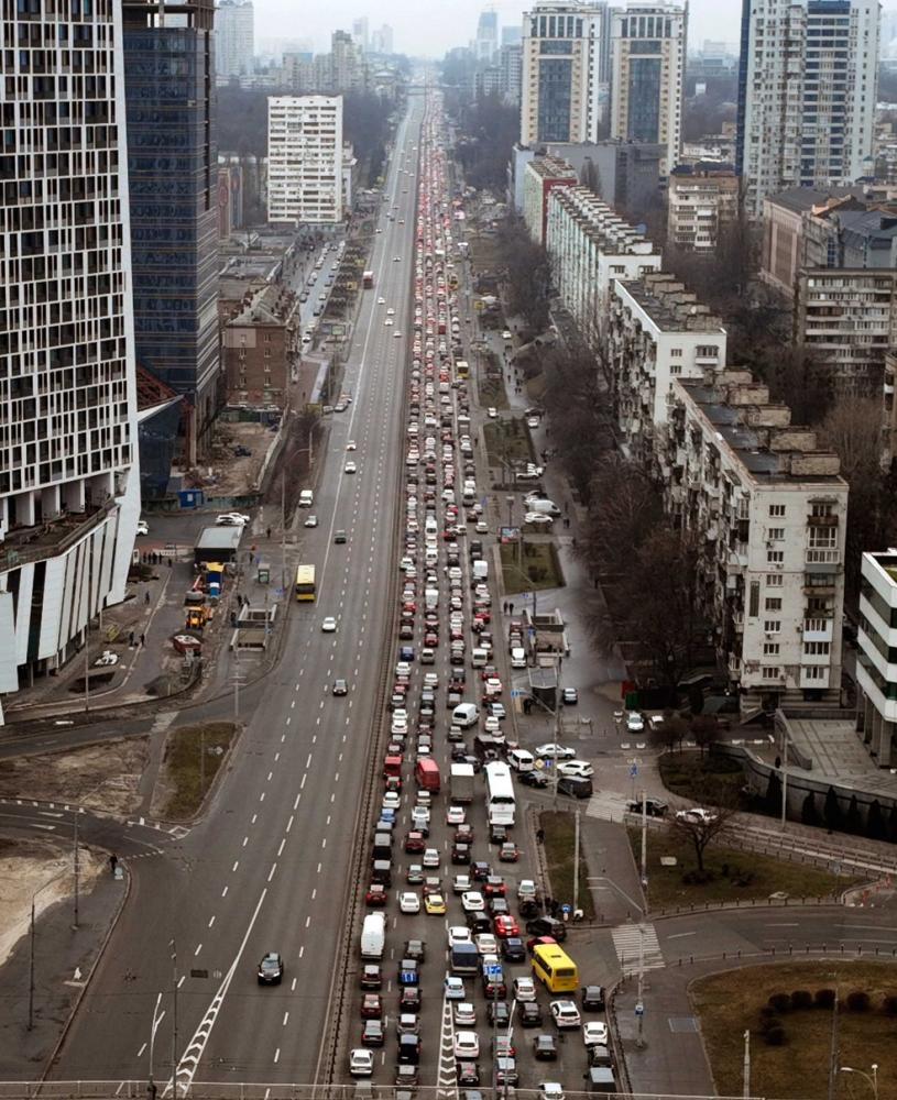 Milhares de pessoas tentam deixar Kiev, e capital da Ucrânia vive caos
