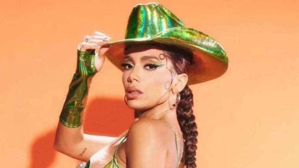 Anitta interrompe selfie e tira fã do palco em show