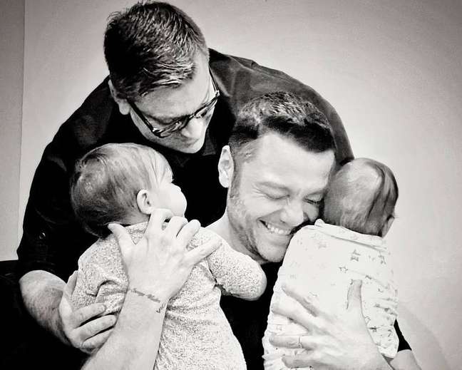 Cantor Tiziano Ferro e marido adotam dois bebês: 'a maior das honras'