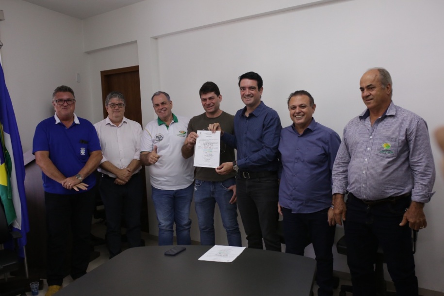 Leonardo Bortolin assina ordem de serviço para substituição da ponte no Rio Cumbuco